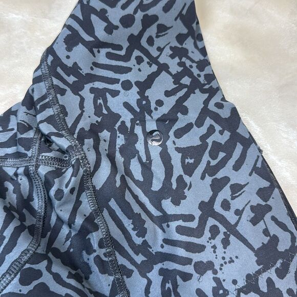 Lululemon Hot To Street Crop Biggie Brushed Animal Coal Black Yoga EUC Size 4 - Picture 5 of 7